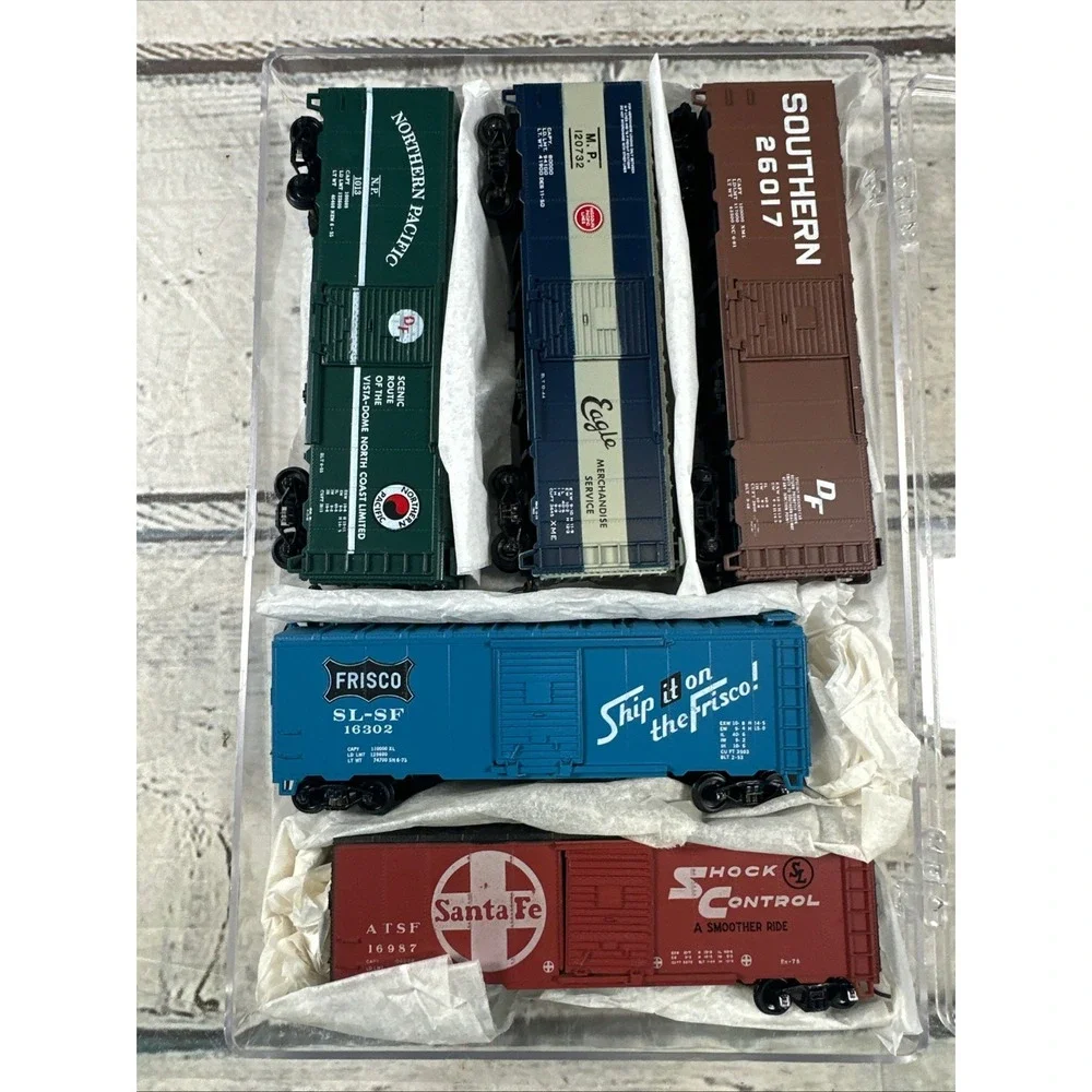 HO Scale Freight Car Lot of 5 Santa Fe Frisco Southern Northern Pacific w/ Case